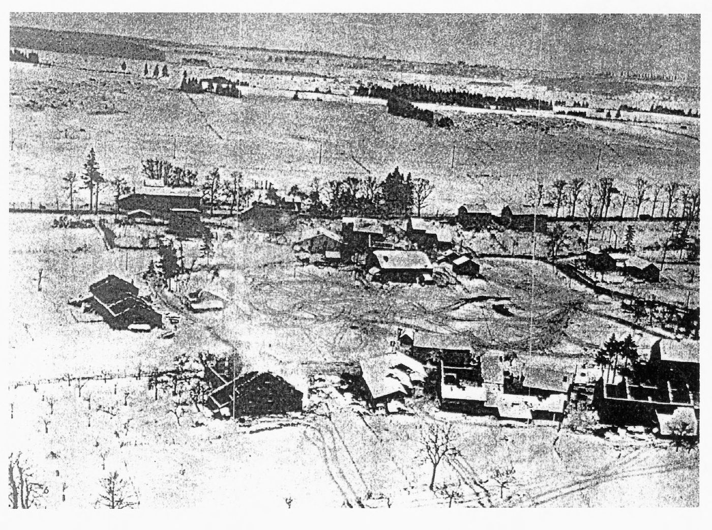 Vue a&eacute;rienne de l'est de Regn&eacute;, janvier 1945