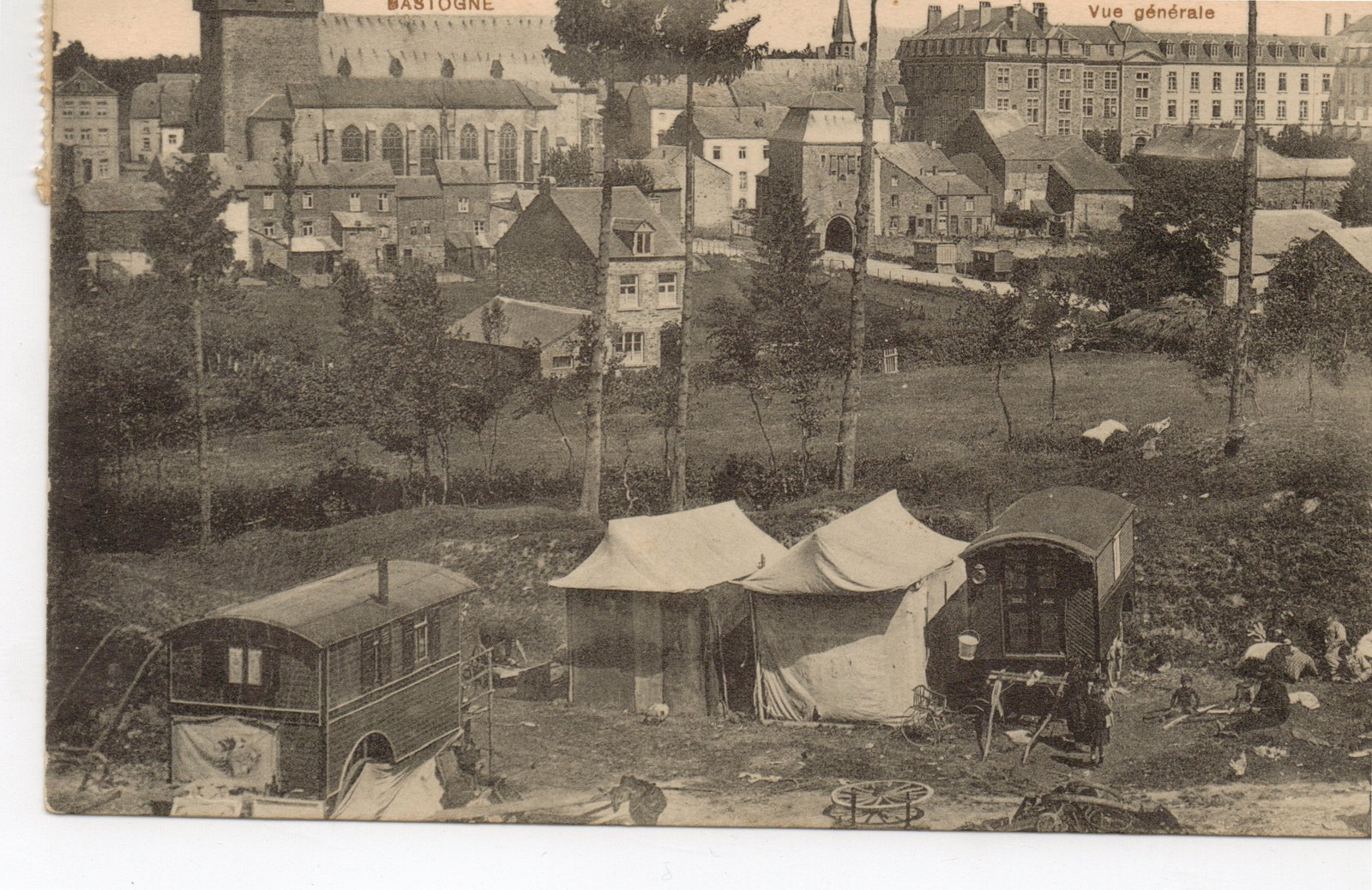 Bastogne — Vue générale avec campement forain, vers 1913
