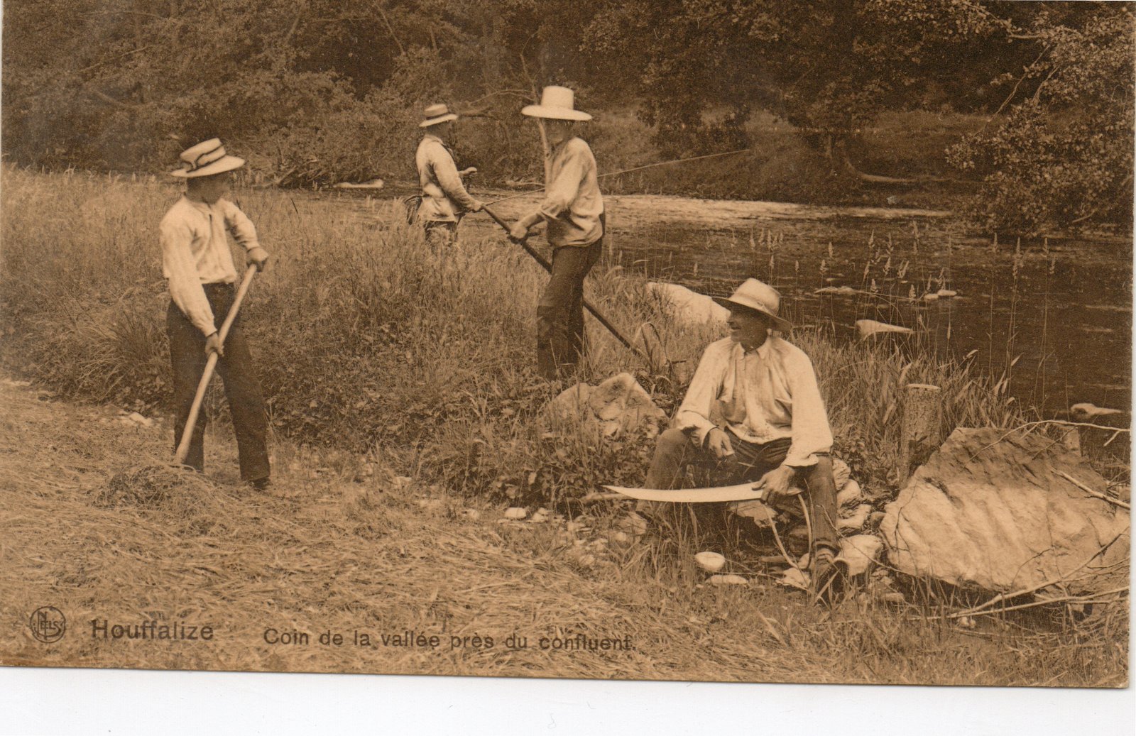 Houffalize — Faucheurs au bord de la rivière, vers 1913