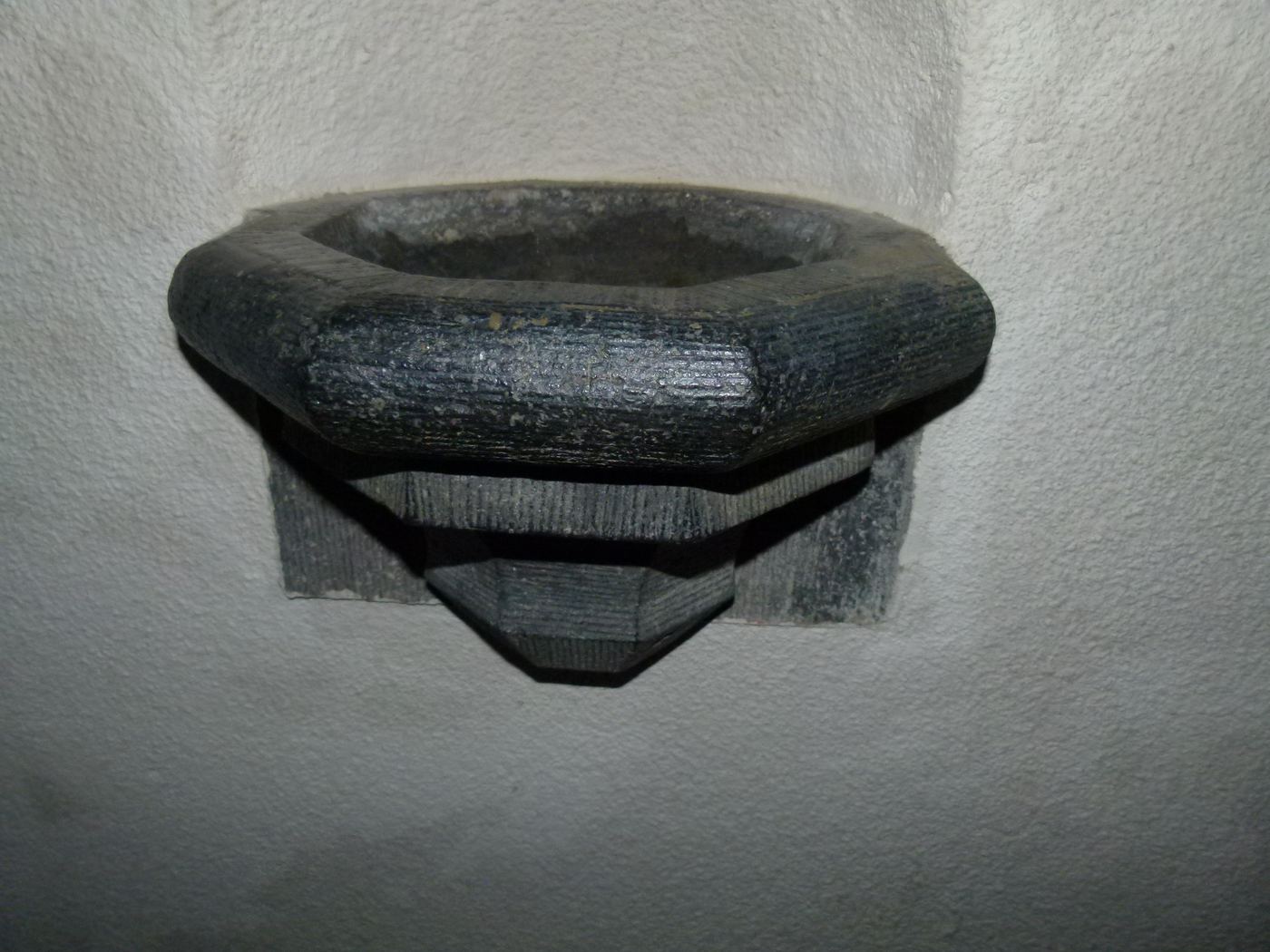 Bénitier sculpté en pierre bleue