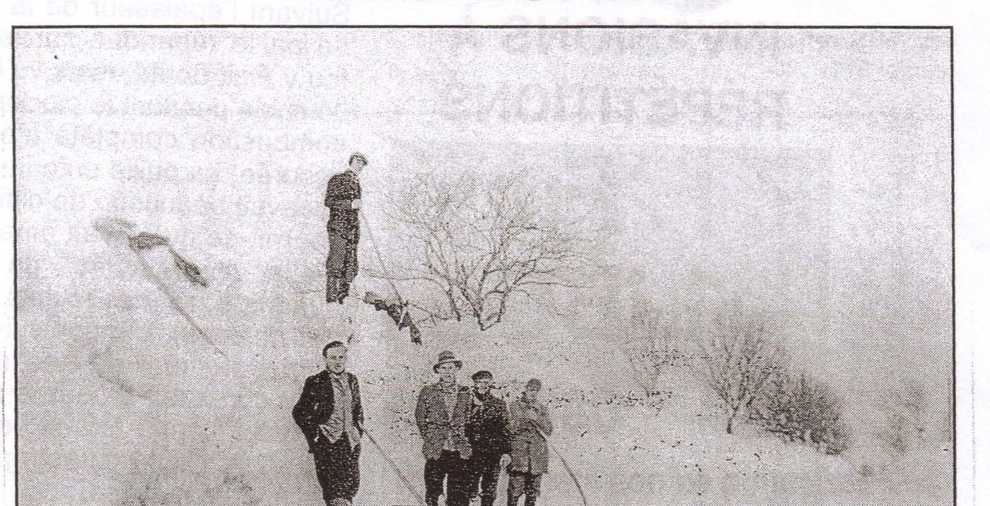 Villageois sur le site du crash d'un bombardier américain, hiver 1943-1944