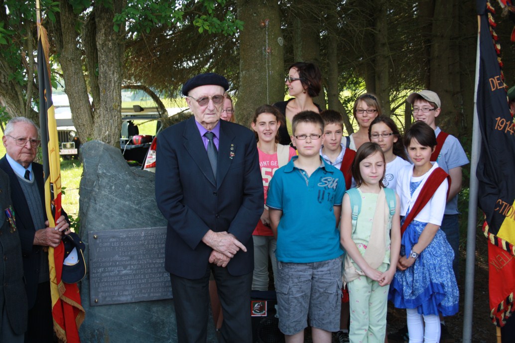 René Dubois et Joseph Lambert devant la stèle commémorative, 2011